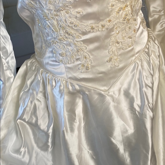 Elegant Vintage Ivory Lace Wedding Gown - Picture 5 of 16